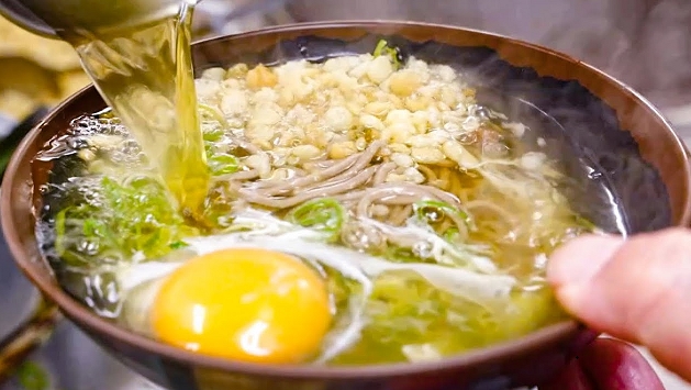 【飯テロ食堂】大阪天神橋にある老舗の「天六うどん」は、朝も早からの営業でみんなに愛されまくりの立ち食い屋!?